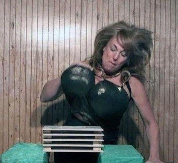 Басти Харт - женщина со стальной грудью! Проверено арбузами =) Басти Харт - женщина со стальной грудью