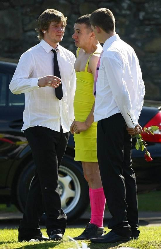 Парень надел ярко-зеленое платье на похороны своего друга, но на это у него были свои причины надел платье на похороны друга, зеленое платье на похороны друга солдата, Кевин Эллиот, Kevin Elliot, Барри Делани, Barry Delaney