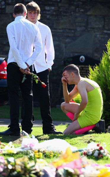 Парень надел ярко-зеленое платье на похороны своего друга, но на это у него были свои причины надел платье на похороны друга, зеленое платье на похороны друга солдата, Кевин Эллиот, Kevin Elliot, Барри Делани, Barry Delaney