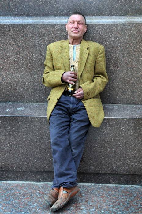 Славик - самый модный бездомный Львова, имеющий более сотни различных нарядов мода Славика, бомж хипстер Славик, Славик бездомный Львов