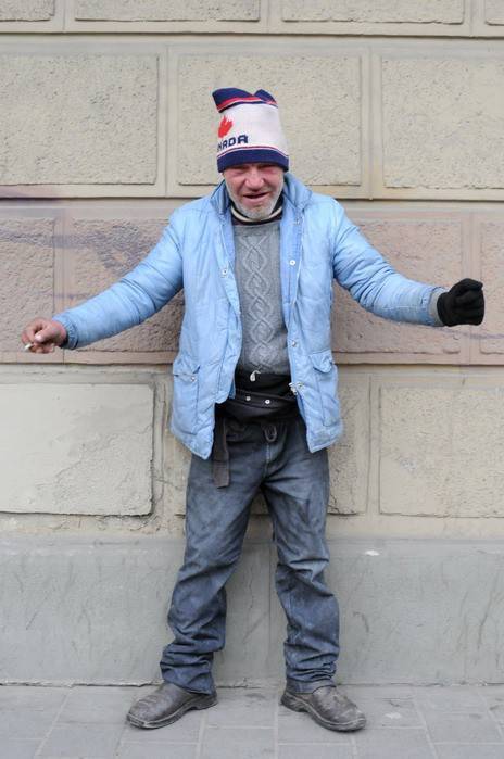 Славик - самый модный бездомный Львова, имеющий более сотни различных нарядов мода Славика, бомж хипстер Славик, Славик бездомный Львов