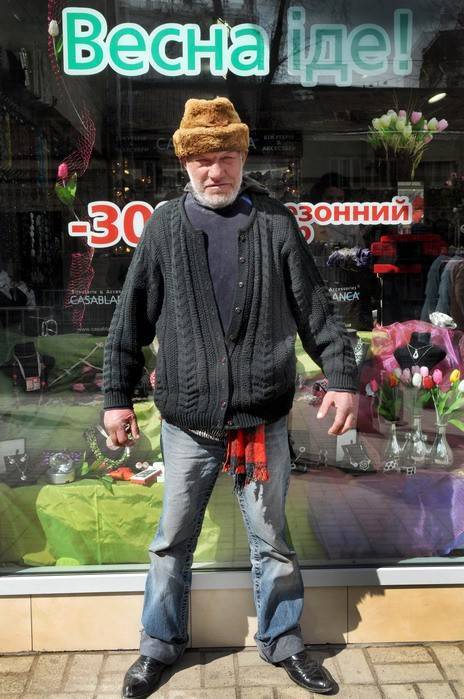 Славик - самый модный бездомный Львова, имеющий более сотни различных нарядов мода Славика, бомж хипстер Славик, Славик бездомный Львов