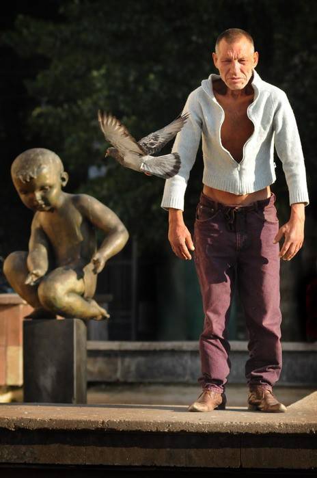 Славик - самый модный бездомный Львова, имеющий более сотни различных нарядов мода Славика, бомж хипстер Славик, Славик бездомный Львов