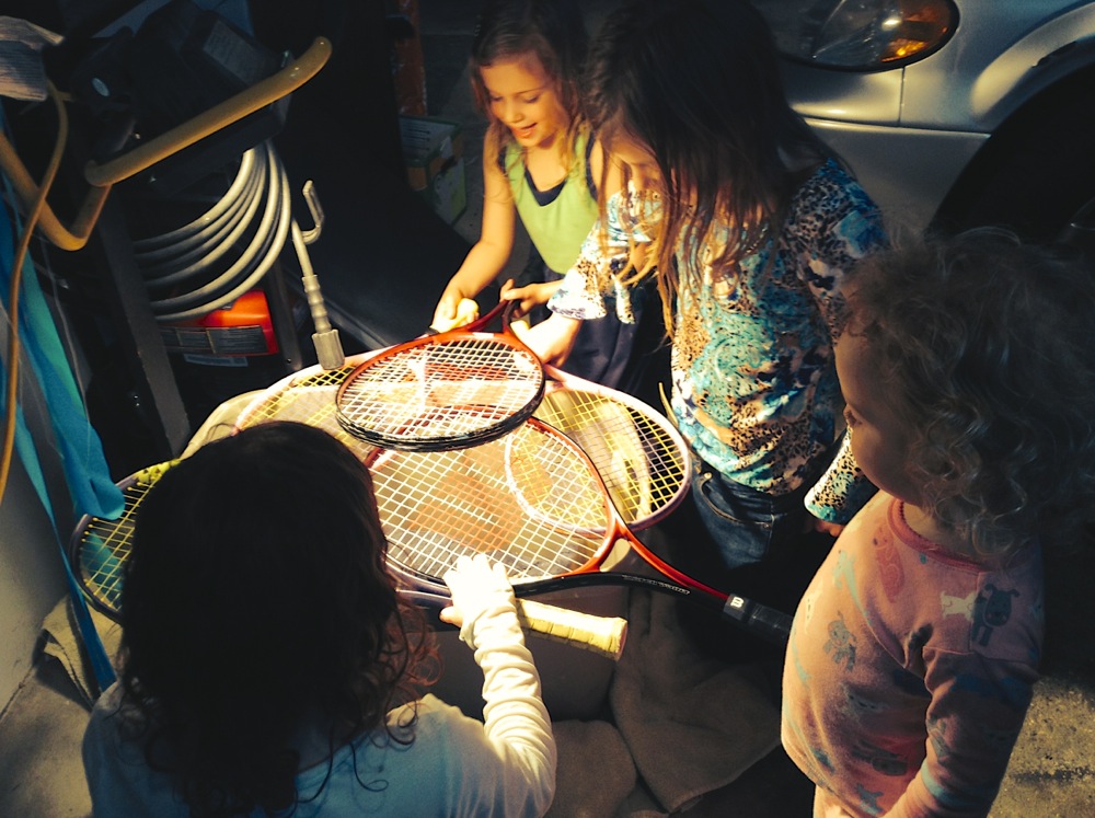 Спасение утят, оставшихся без мамы спасение утят, утята остались без мамы, мужчина спас утят