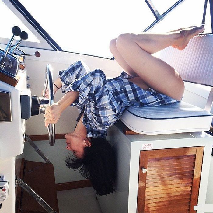 Девушка, выбирающая самые неудачные места для занятий йогой Сумасшедшая йога, йога в неудачных местах, Хилария Болдуин, Hilaria Baldwin, йога в странных местах