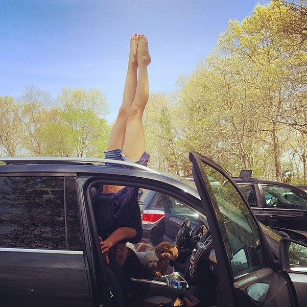 Девушка, выбирающая самые неудачные места для занятий йогой Сумасшедшая йога, йога в неудачных местах, Хилария Болдуин, Hilaria Baldwin, йога в странных местах