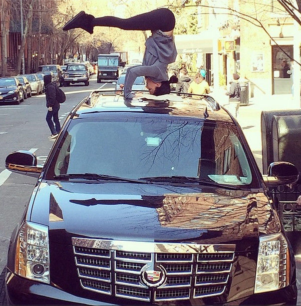 Девушка, выбирающая самые неудачные места для занятий йогой Сумасшедшая йога, йога в неудачных местах, Хилария Болдуин, Hilaria Baldwin, йога в странных местах