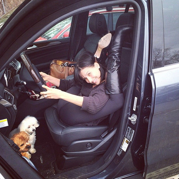 Девушка, выбирающая самые неудачные места для занятий йогой Сумасшедшая йога, йога в неудачных местах, Хилария Болдуин, Hilaria Baldwin, йога в странных местах