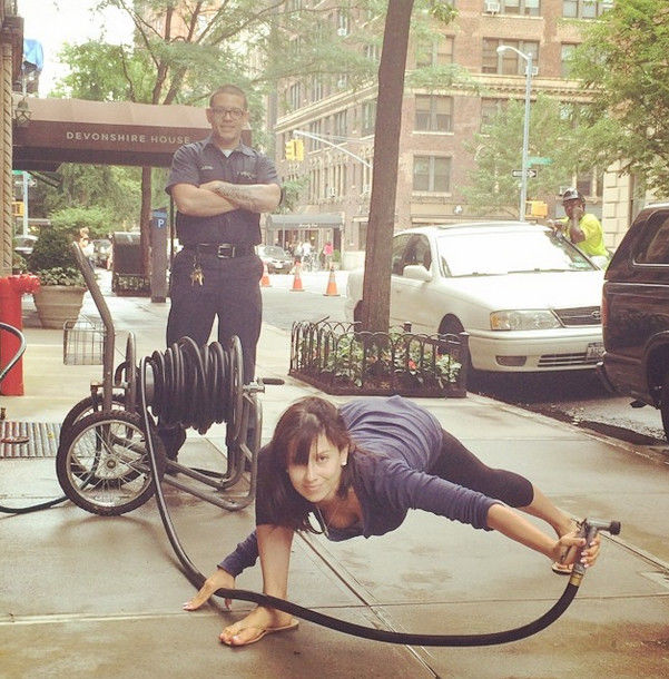 Девушка, выбирающая самые неудачные места для занятий йогой Сумасшедшая йога, йога в неудачных местах, Хилария Болдуин, Hilaria Baldwin, йога в странных местах