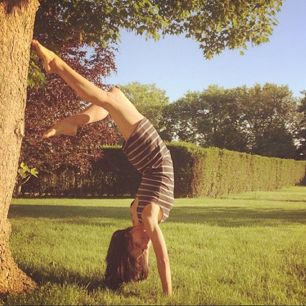 Девушка, выбирающая самые неудачные места для занятий йогой Сумасшедшая йога, йога в неудачных местах, Хилария Болдуин, Hilaria Baldwin, йога в странных местах