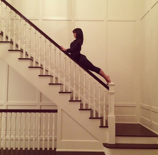 Девушка, выбирающая самые неудачные места для занятий йогой Сумасшедшая йога, йога в неудачных местах, Хилария Болдуин, Hilaria Baldwin, йога в странных местах