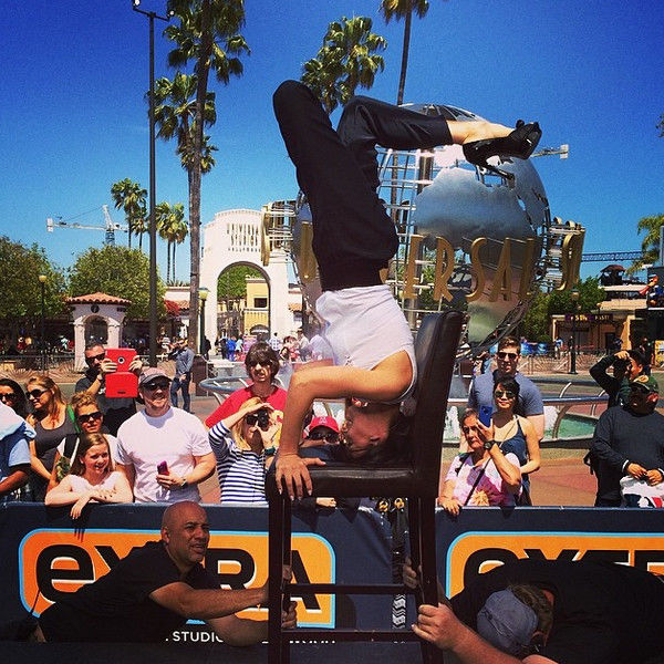 Девушка, выбирающая самые неудачные места для занятий йогой Сумасшедшая йога, йога в неудачных местах, Хилария Болдуин, Hilaria Baldwin, йога в странных местах