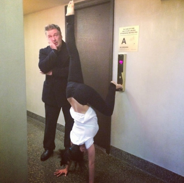 Девушка, выбирающая самые неудачные места для занятий йогой Сумасшедшая йога, йога в неудачных местах, Хилария Болдуин, Hilaria Baldwin, йога в странных местах