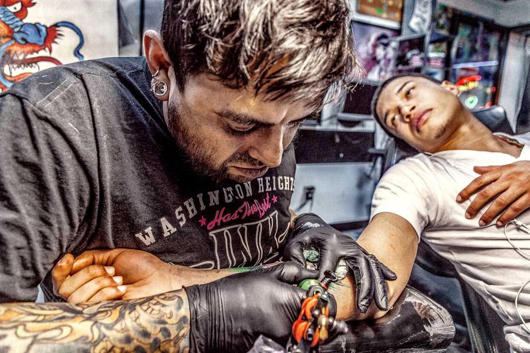 Татуировщик трахает клиентку а потом забивает ей рисунком очко