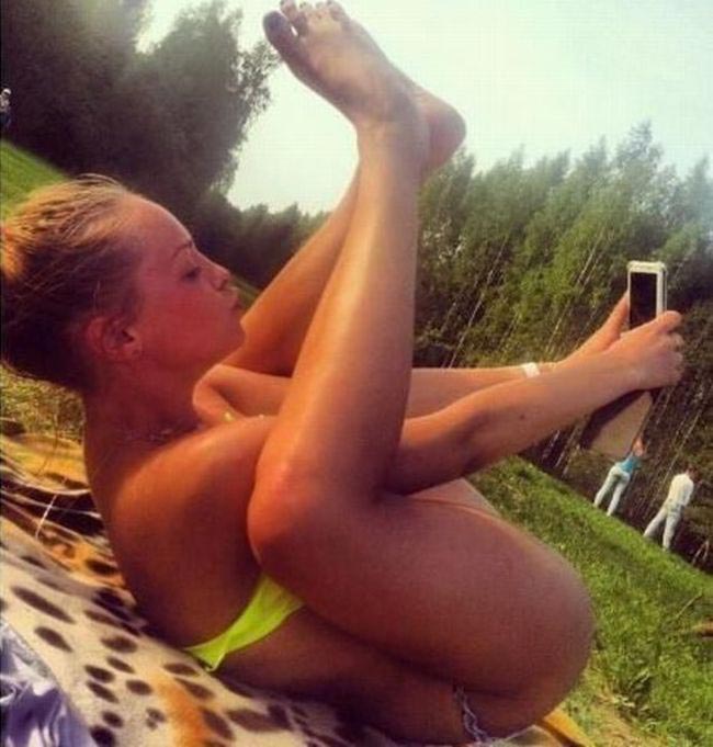 Девушка фотографирует писечку селфи палкой фото