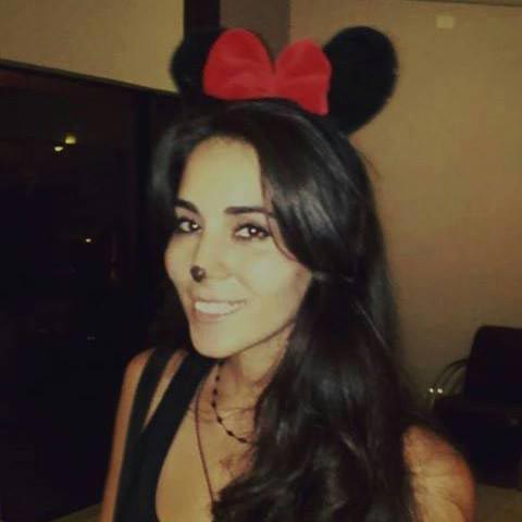 С зубами наружу: зубастое лицо, зубастое лицо от домогательств, с зубами наружу, Дебора Адорно, Débora Adorno