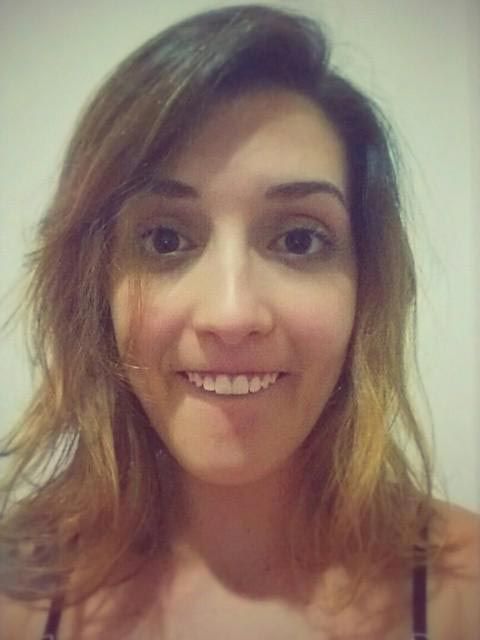 С зубами наружу: зубастое лицо, зубастое лицо от домогательств, с зубами наружу, Дебора Адорно, Débora Adorno