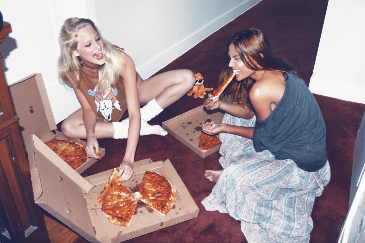 Голодная студентка рассчитывается сексом за дорогую пиццу