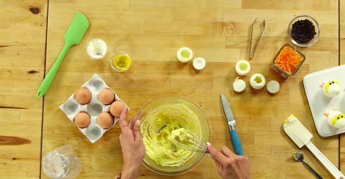 Готовимся к Пасхе: как превратить обычное вареное яйцо в цыпленка как превратить обычное вареное яйцо в цыпленка, цыплёнок из яйца рецепт