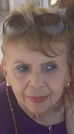 Бездомные собаки пришли на похороны женщины, которая их кормила, чтобы попрощаться с умершей Маргарита Суарес , бездомные собаки пришли на похороны, собаки пришли на похороны женщины, собаки пришли проводить умершую женщину