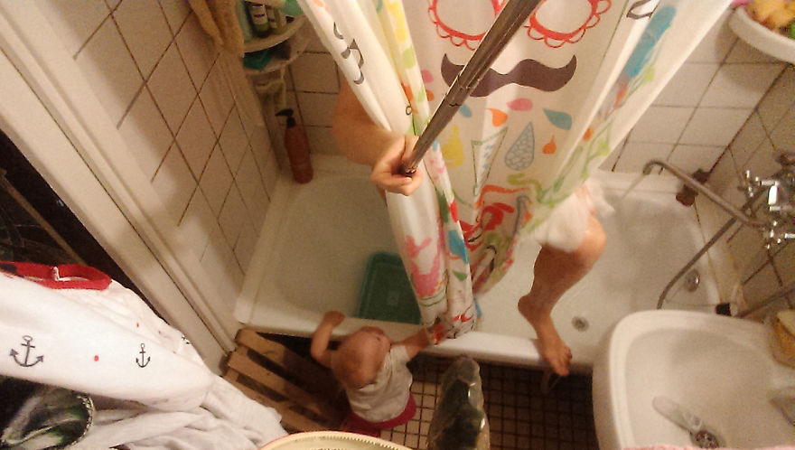Развратный сын подглядывает за голой мамой в ванной