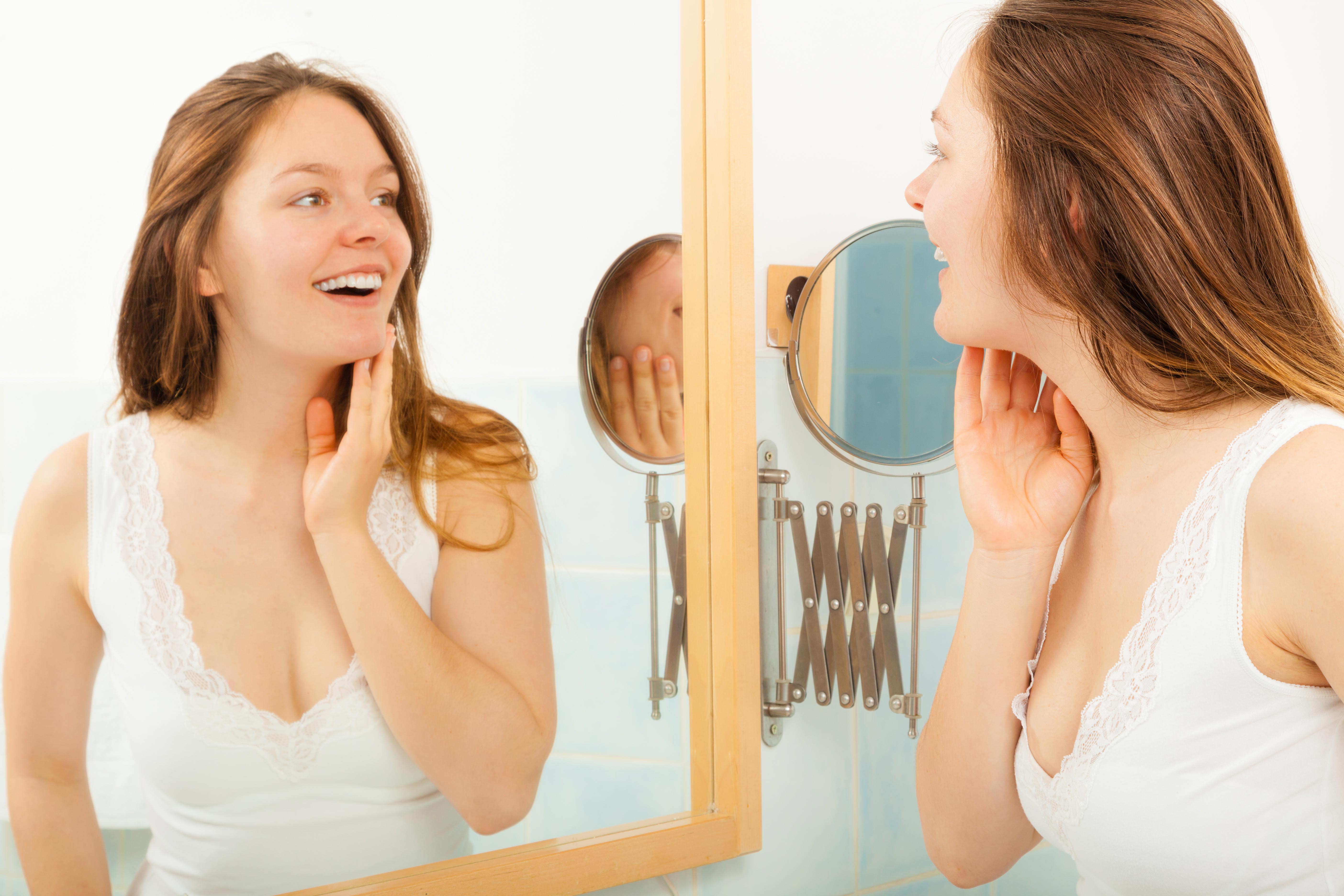 Жена рассматривает в зеркале свою дырку фото
