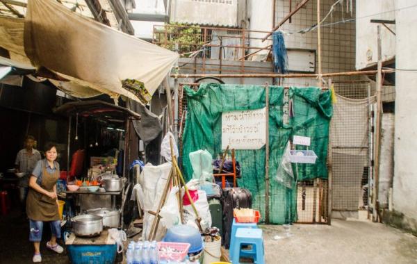 Сгоревший и заброшенный торговый центр Бангкока стал домом для необычных обитателей