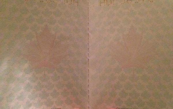 канадский паспорт, канадский паспорт под ультрафиолетом, канадский паспорт под ультрафиолетовым излучением, канадский паспорт УФ-краски