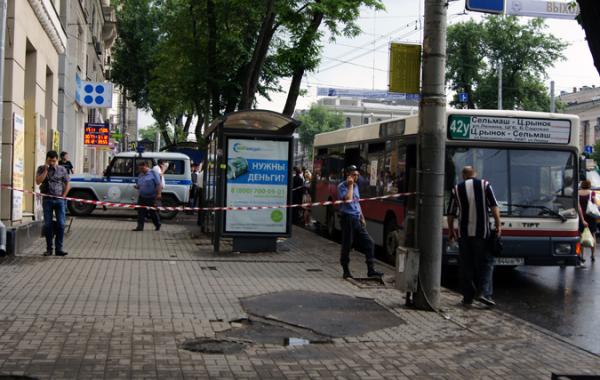 В центре Ростова водитель автобуса зарезал пешехода. Слабонервным не смотреть.
