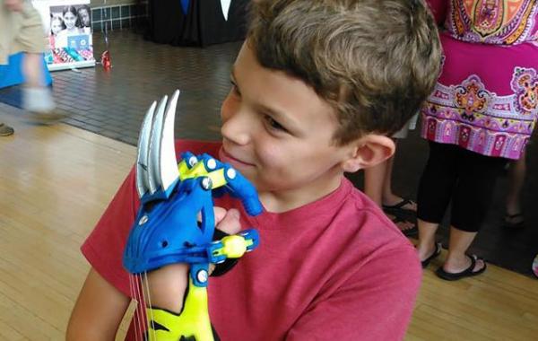 3D-printed hand Aaron Brown, детские 3D протезы в виде рук супергероев