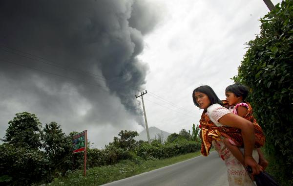 Северная Суматра засыпанная пеплом во время извержения вулкана Синабунг
