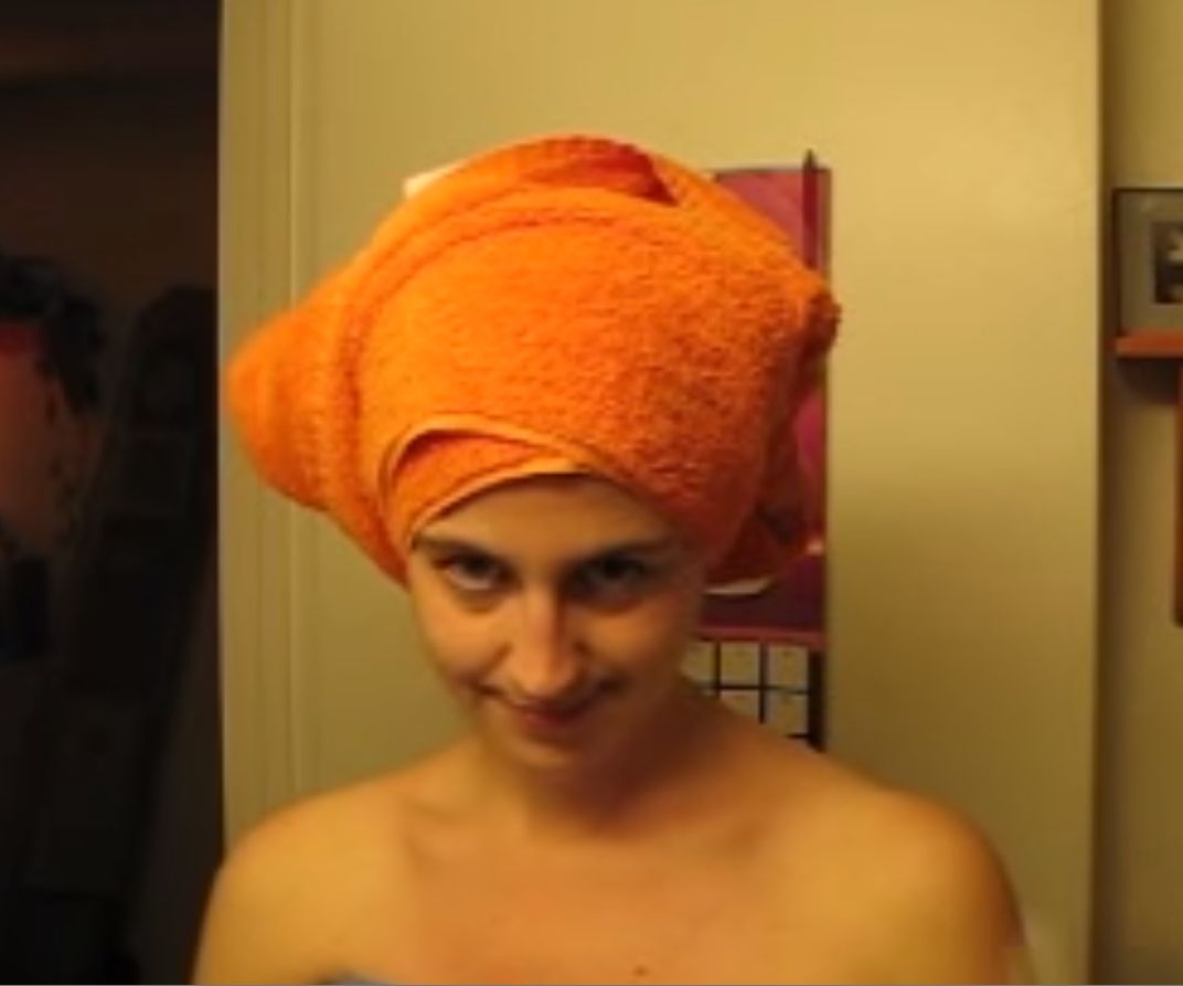 Мама вышла из душа. Баба с полотенцем на голове. Девушка в полотенце. Полотенце на голове. Тетка с полотенцем на голове.
