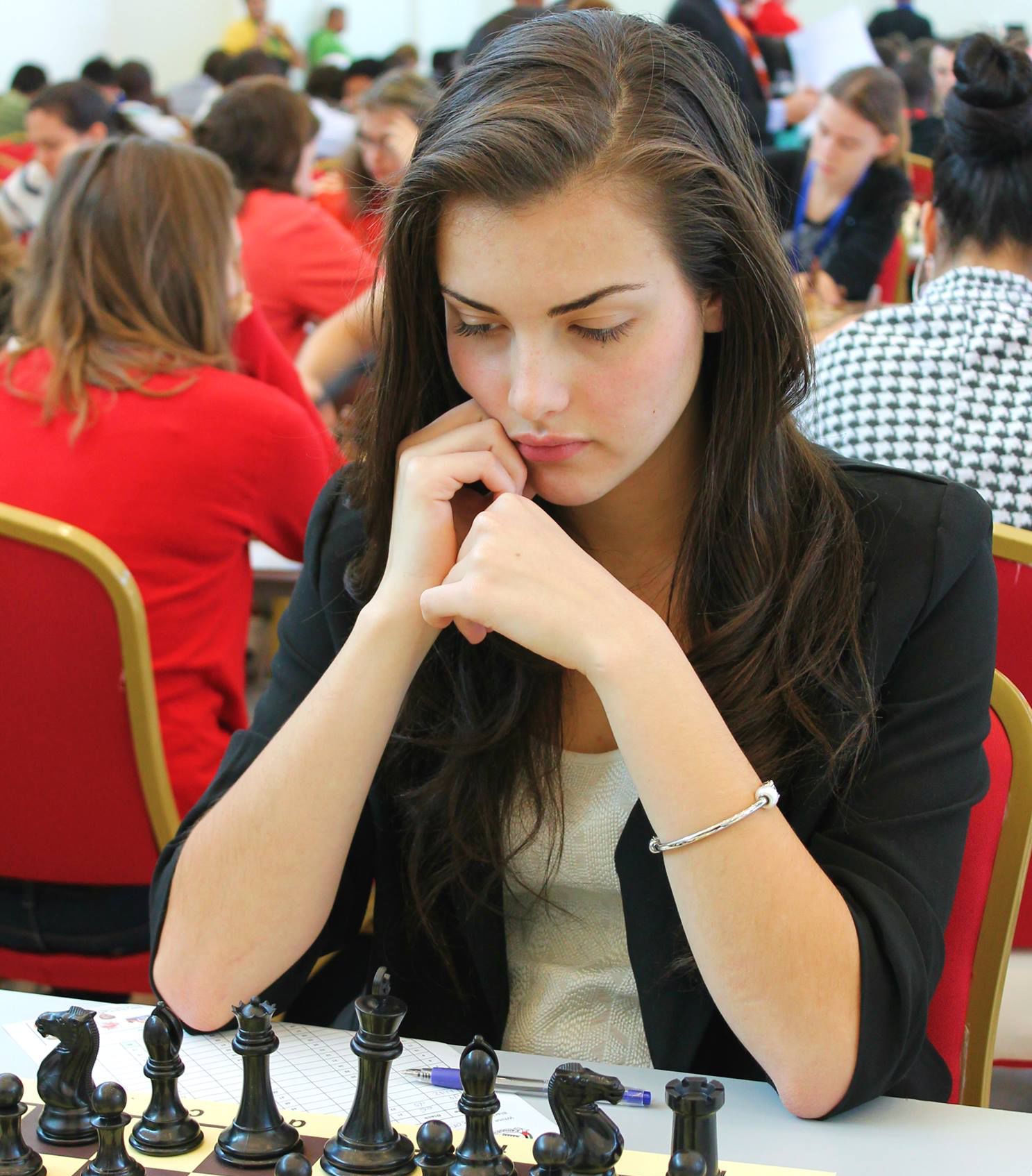Девушка по имени Александра Ботез из Канады всем сердцем любит шахматы и вс...