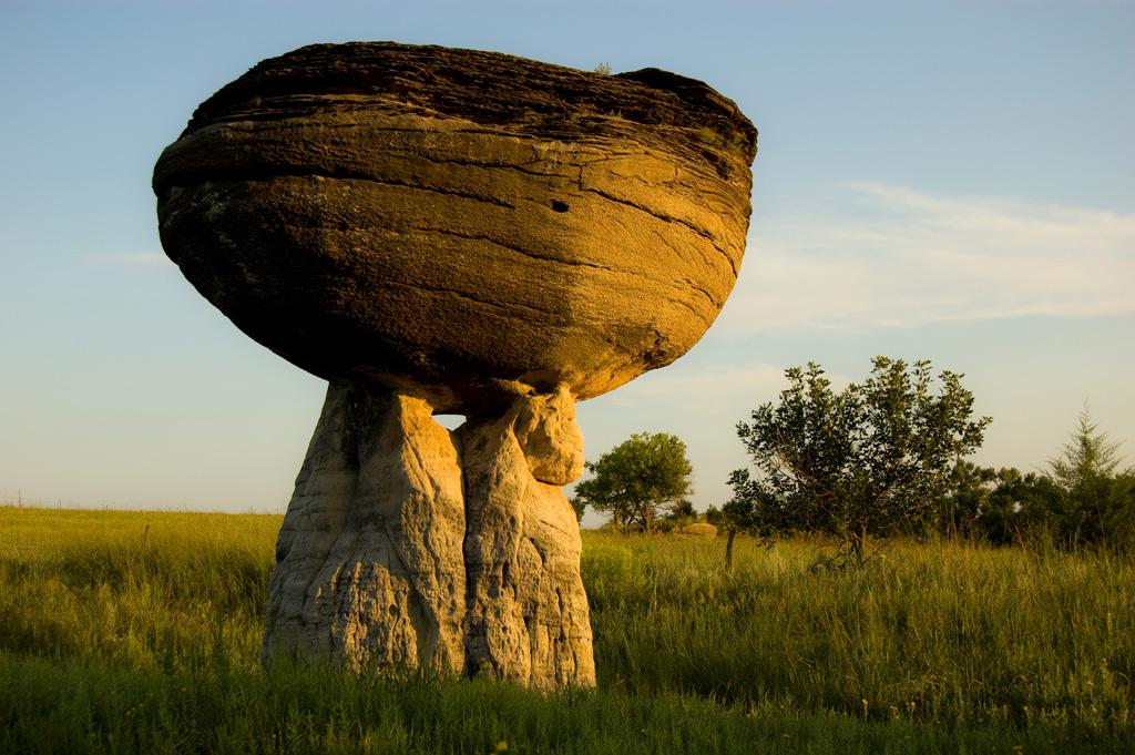 Interest in nature. Балансирующие камни Зимбабве. Каменный гриб в Канзасе, США. Необычные камни. Камни причудливой формы.
