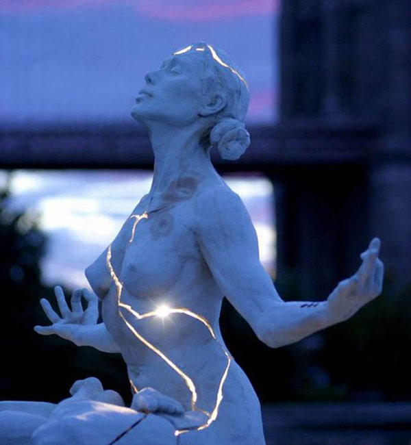 скульптура излучающая свет 