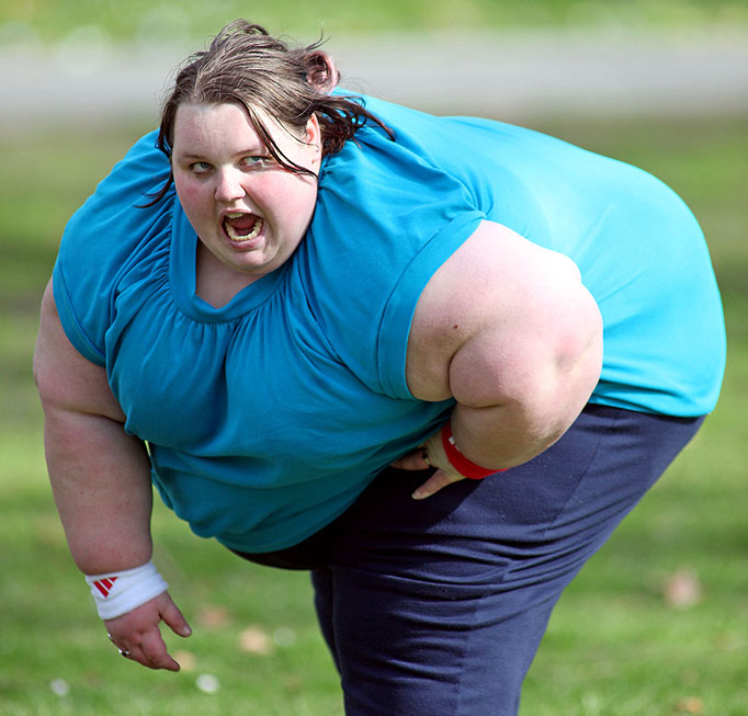 Спасатели снесли стену,чтобы спасти 400-килограммовую британку 