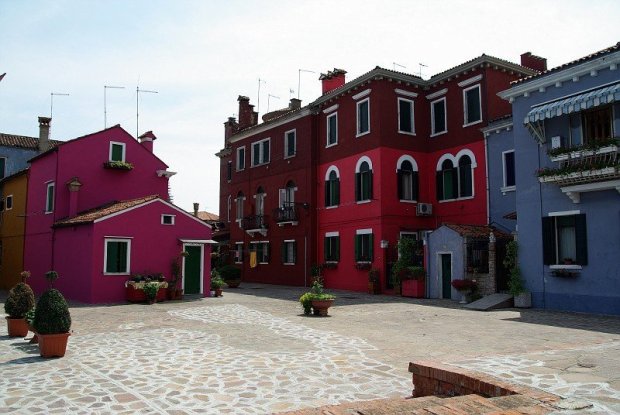 Разноцветный город Бурано, город без дверей