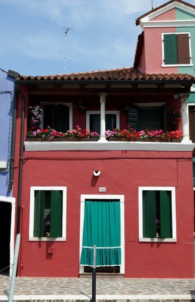 Разноцветный город Бурано, город без дверей