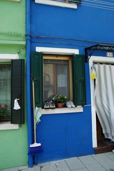 Разноцветный город Бурано, город без дверей