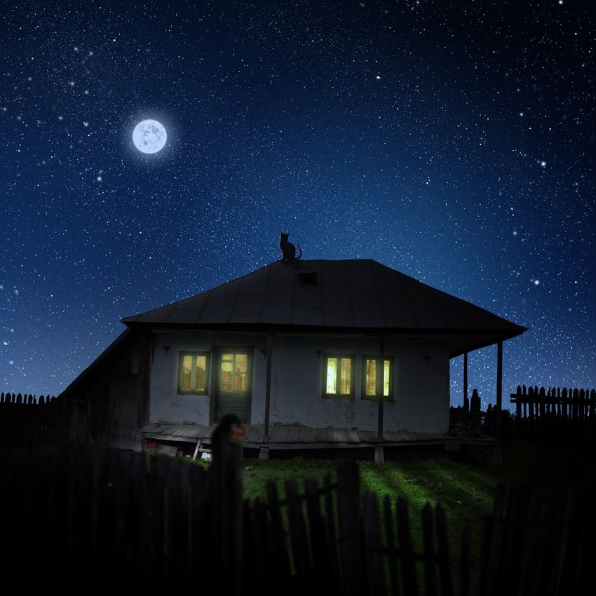 Луна над крышей дома. Дом ночью. Ночь в деревне. Дерево ночью. Домик в деревне ночью.