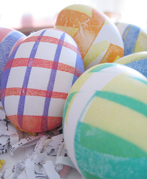 Интересные способы покрасить яйца на Пасху, мраморные яйца, красить яйца кружева