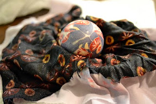 Интересные способы покрасить яйца на Пасху, мраморные яйца, красить яйца кружева