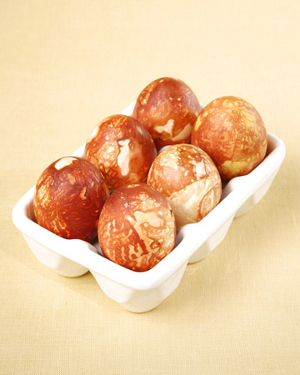 Интересные способы покрасить яйца на Пасху, мраморные яйца, красить яйца кружева