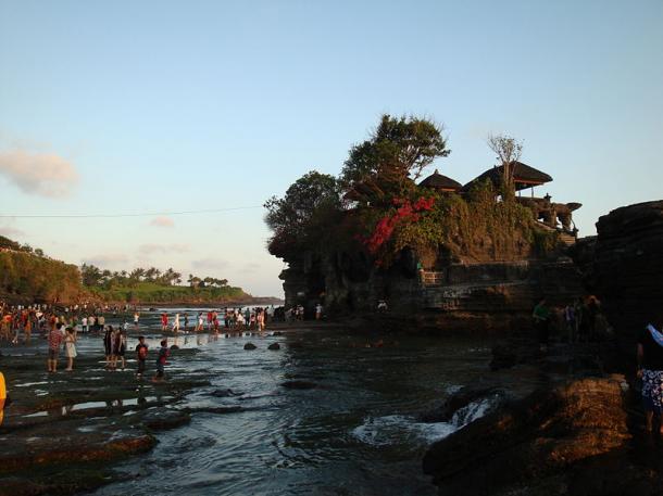 Пура Танах Лот - индуистский храм