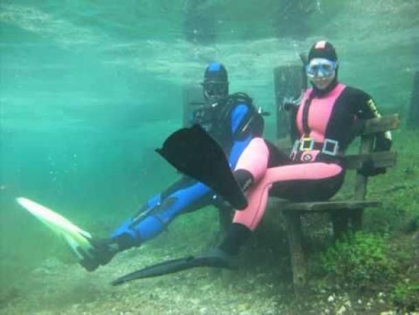 С августа по апрель красивый парк, а весной становится красивым озером