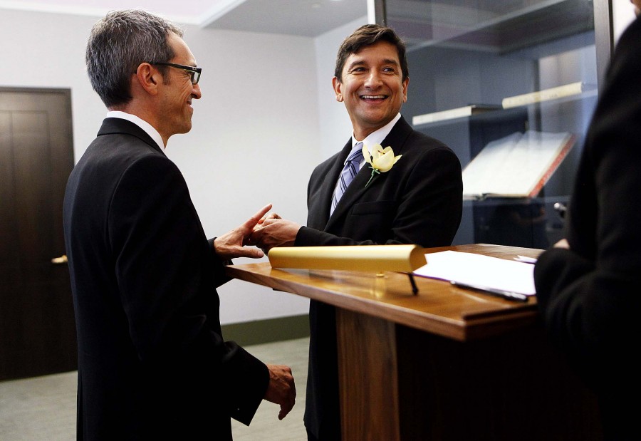 Однополые пары сочетаются браком в Нью-Йорке