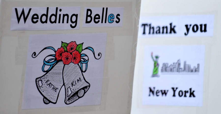 Однополые пары сочетаются браком в Нью-Йорке