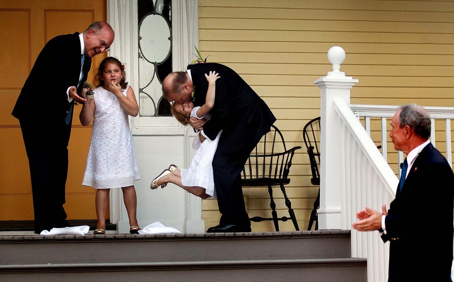 Однополые пары сочетаются браком в Нью-Йорке