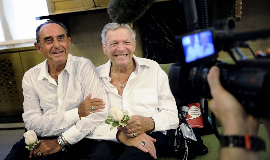 Однополые пары сочетаются браком в Нью-Йорке