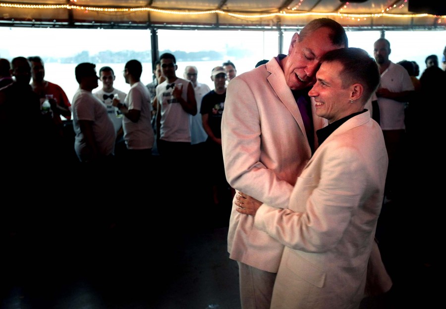 Однополые пары сочетаются браком в Нью-Йорке